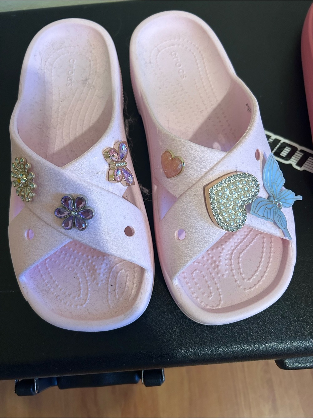 Women’s Crocs Pink sandals w/jibbitz (8)